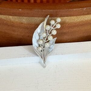 Vintage Crown TRIFARI Brushed Silver Plated Lilly of Valley Pearl Pin Brooch